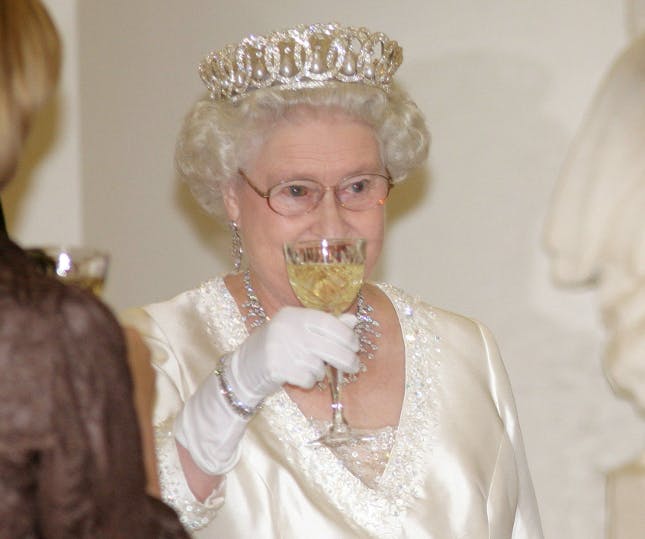 Шампанското на британската кралица