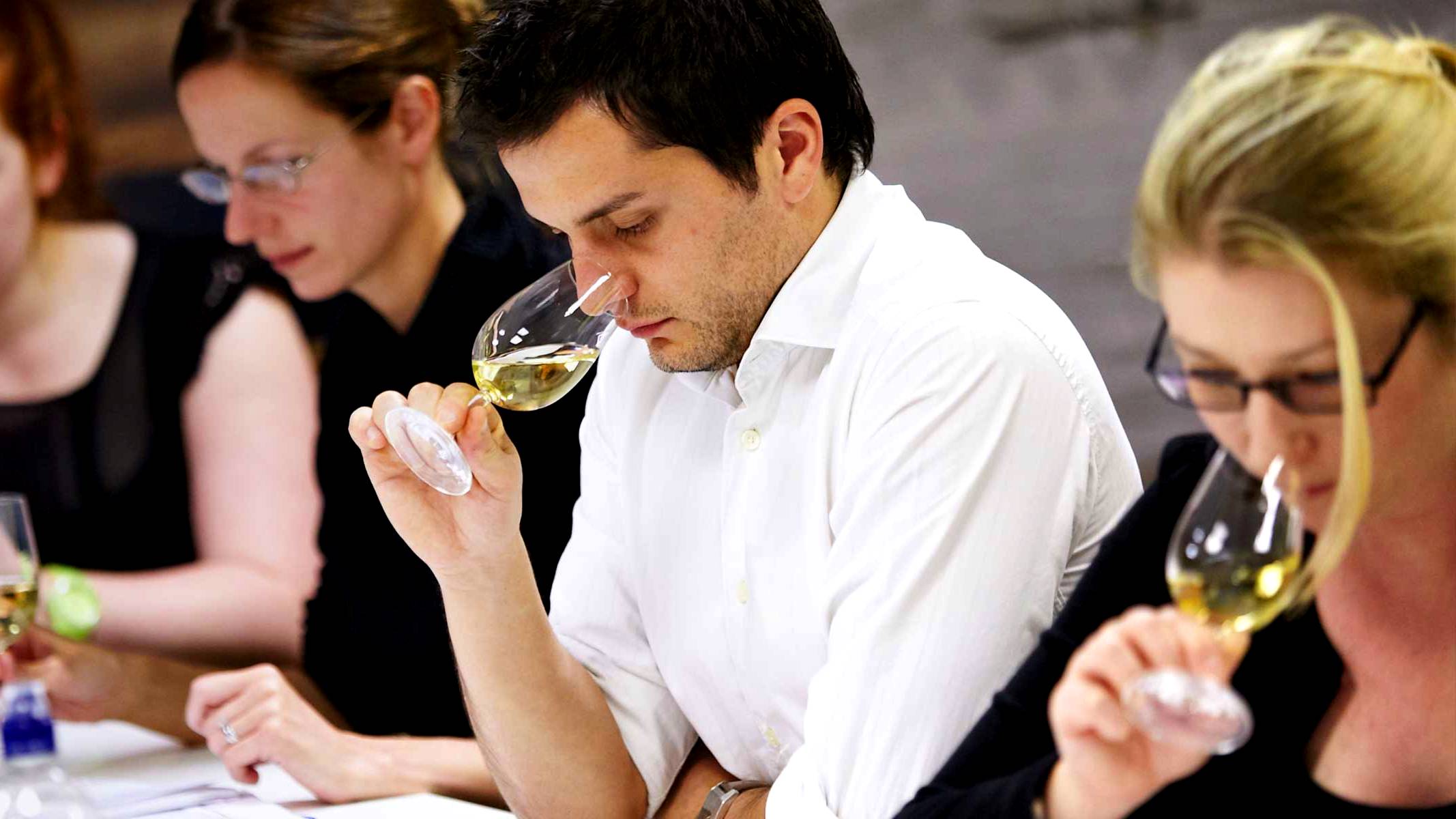 Обуки за вински ентузијасти на Лондонскаta школа за вино